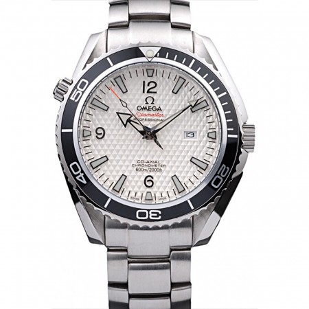 Quadrante bianco con cassa nera coassiale Omega Seamaster Planet Ocean