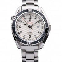 Quadrante bianco con cassa nera coassiale Omega Seamaster Planet Ocean